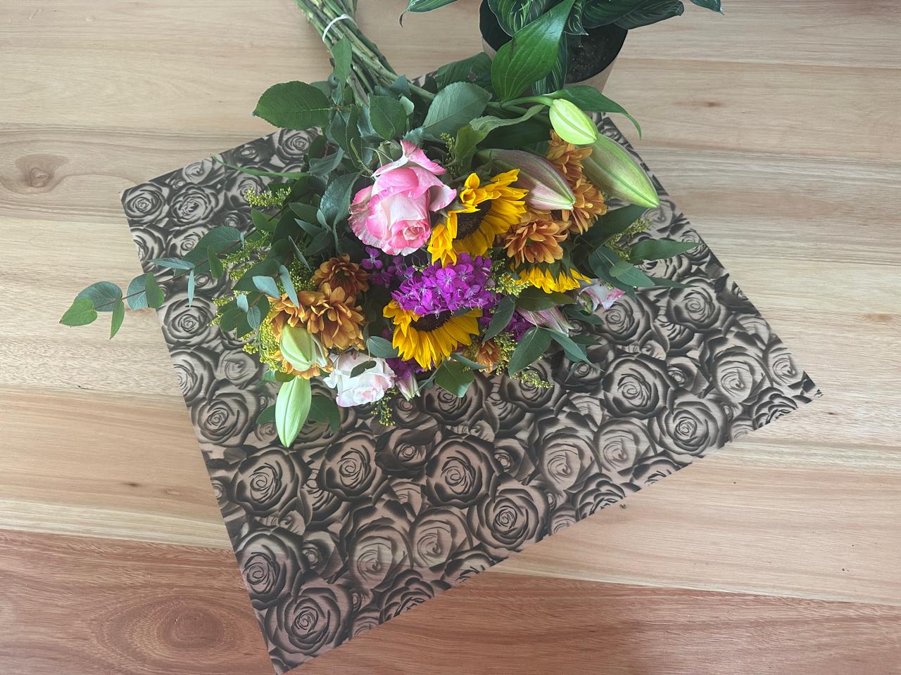 Emballage cellophane pour fleurs : imprimé rose noire transparente (paquet de 20)