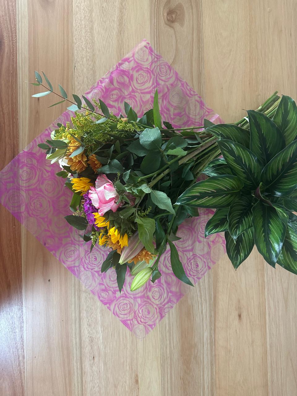 Emballage cellophane pour fleurs : imprimé rose foncé transparent (paquet de 20)