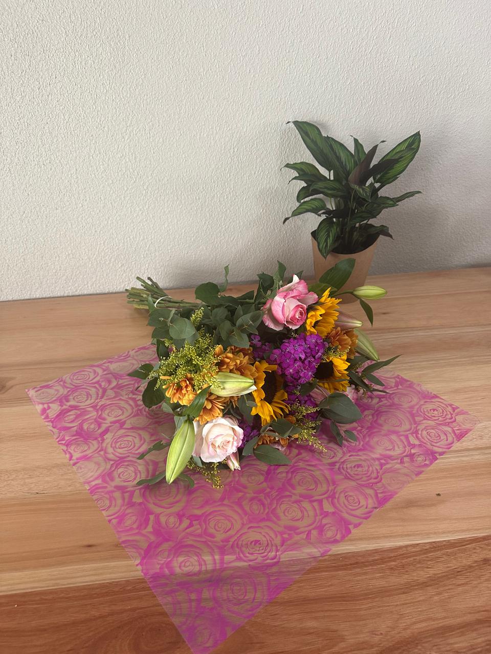Emballage cellophane pour fleurs : imprimé rose foncé transparent (paquet de 20)