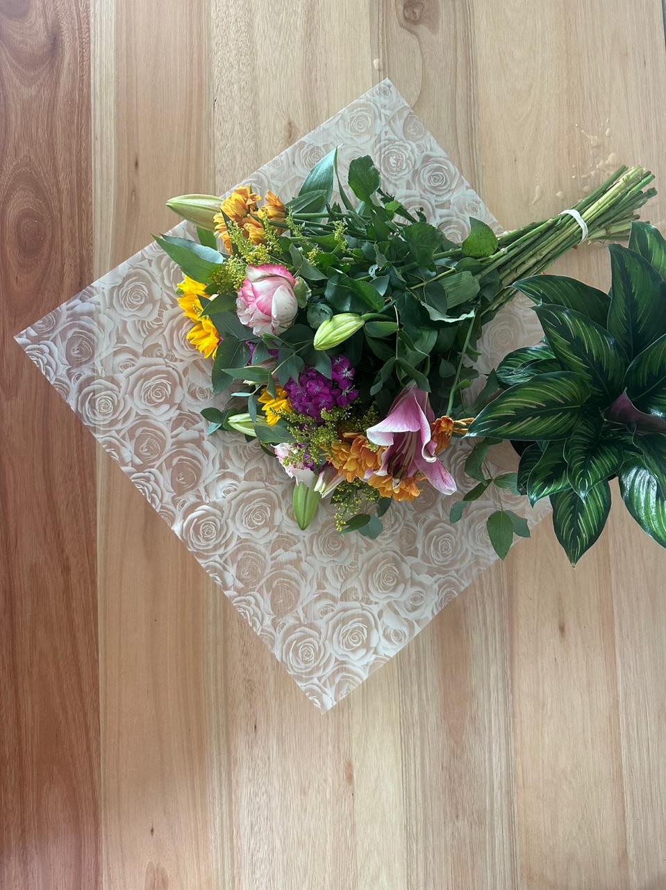 Emballage cellophane pour fleurs : imprimé rose jaune transparent (paquet de 20)