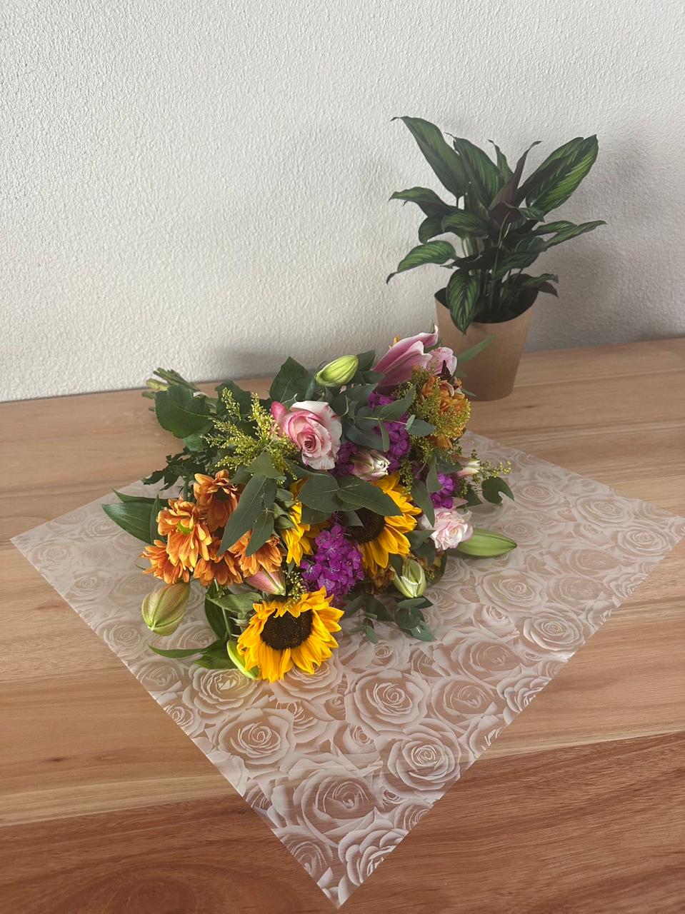 Emballage cellophane pour fleurs : imprimé rose jaune transparent (paquet de 20)