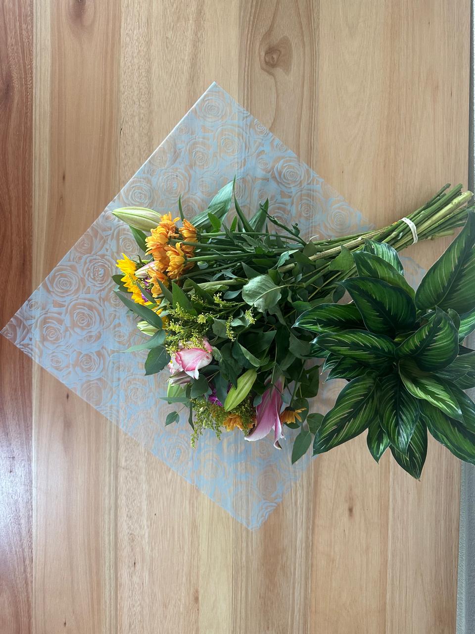 Emballage cellophane pour fleurs : imprimé rose bleu transparent (paquet de 20)