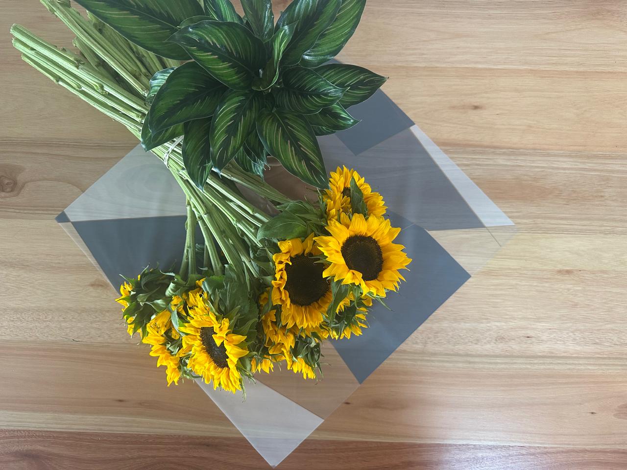Emballage cellophane pour fleurs : deux tons gris et blanc, bordure dorée (paquet de 20)