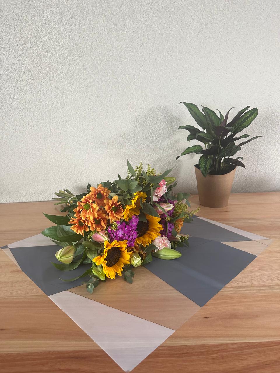 Emballage cellophane pour fleurs : deux tons gris et blanc, bordure dorée (paquet de 20)
