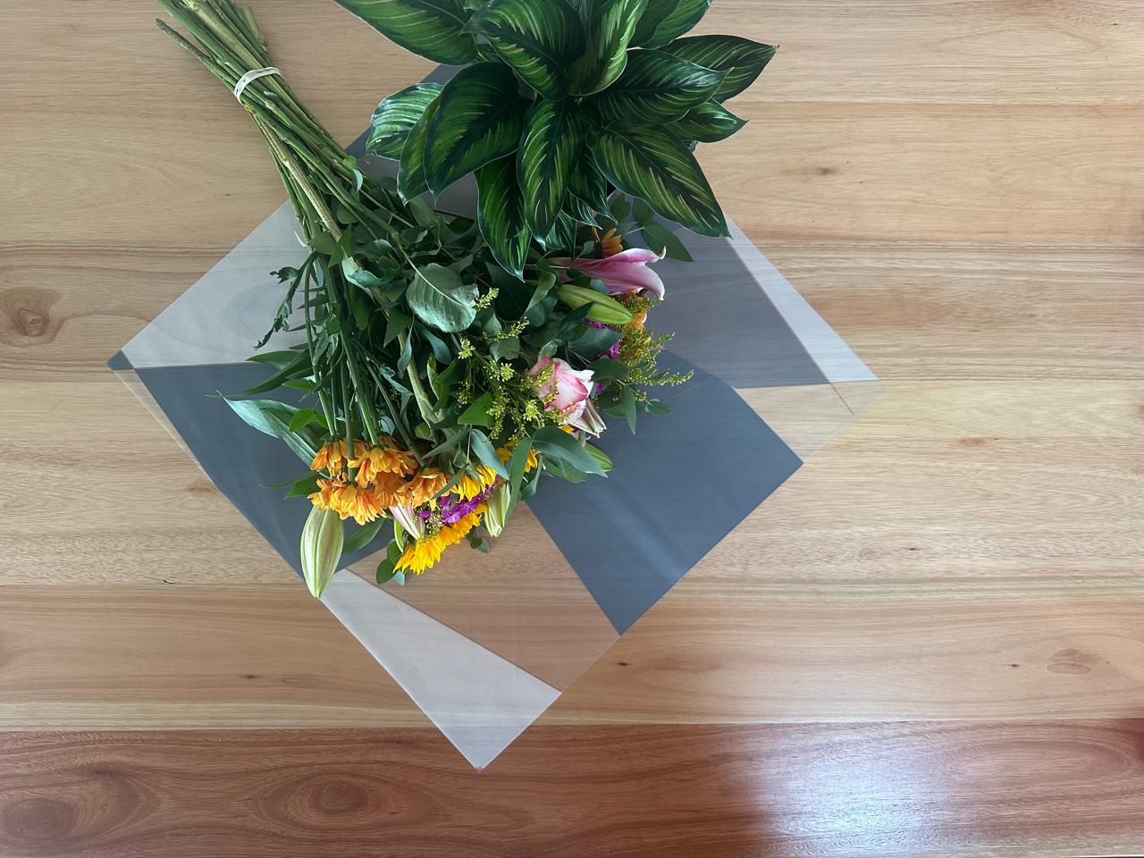 Emballage cellophane pour fleurs : deux tons gris et blanc, bordure dorée (paquet de 20)