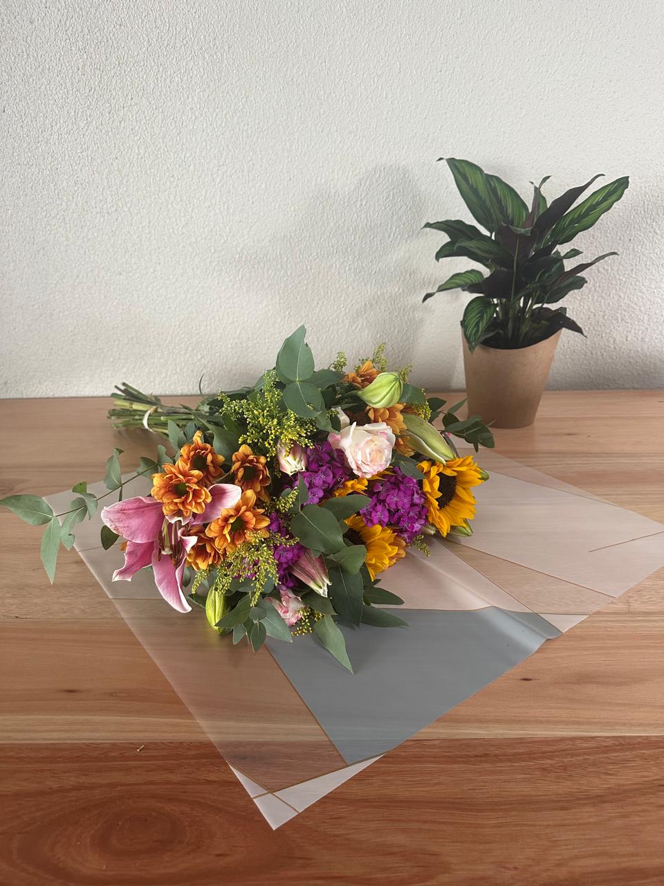 Emballage cellophane pour fleurs : abricot bicolore et bordure or blanc (paquet de 20)