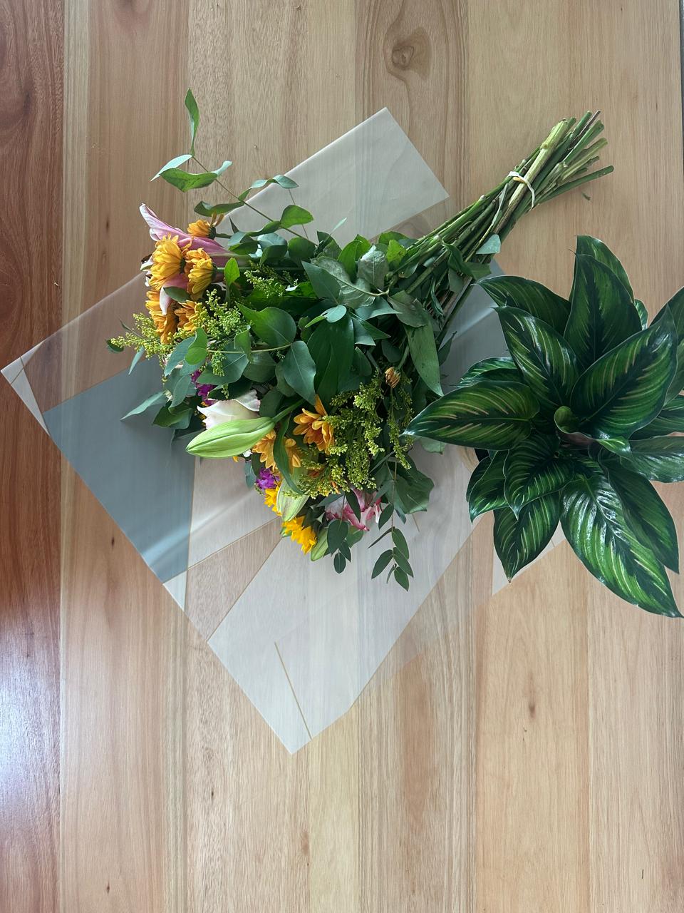 Emballage cellophane pour fleurs : abricot bicolore et bordure or blanc (paquet de 20)