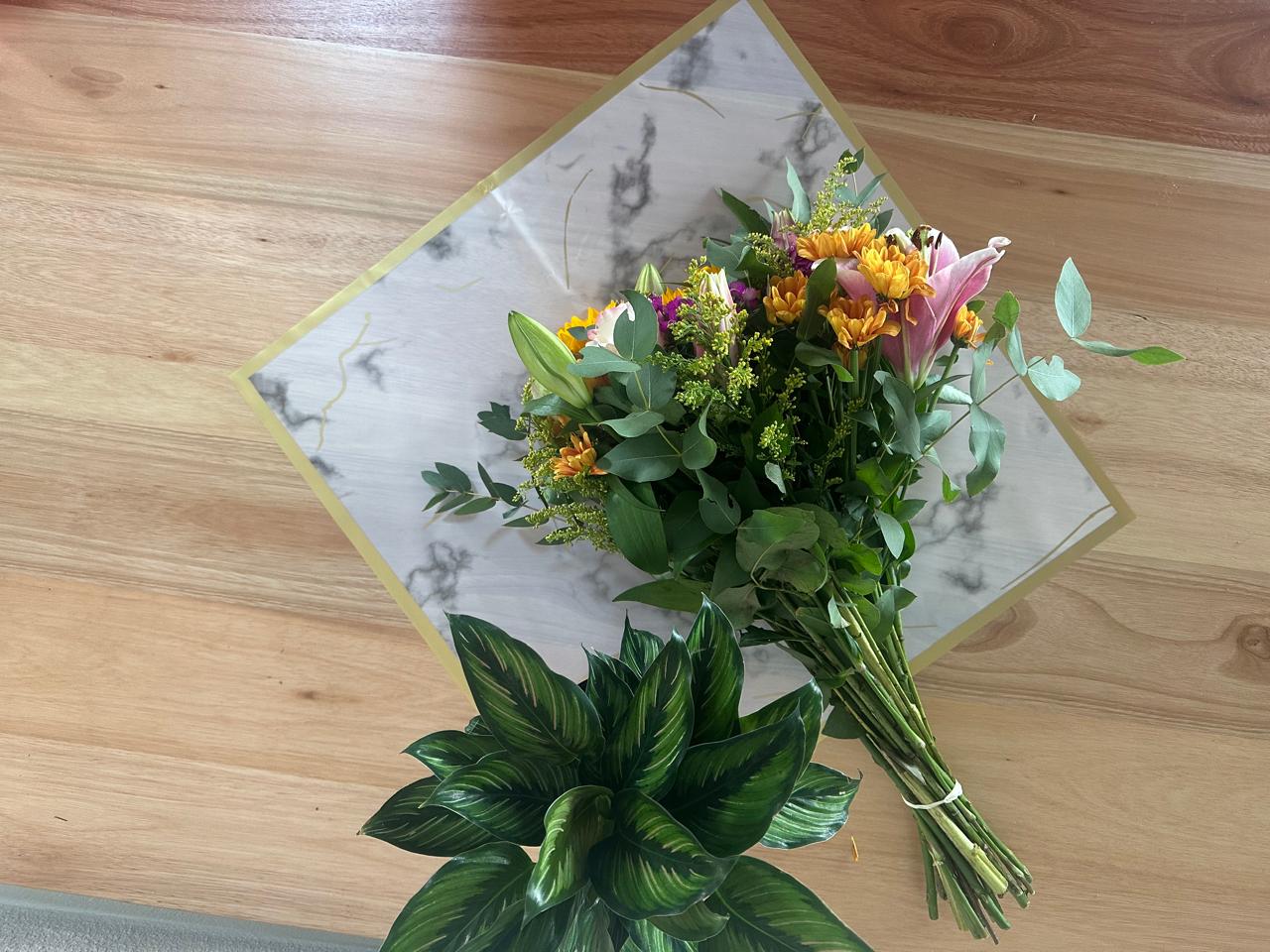 Emballage cellophane pour fleurs : Marbre blanc et doré (paquet de 20)
