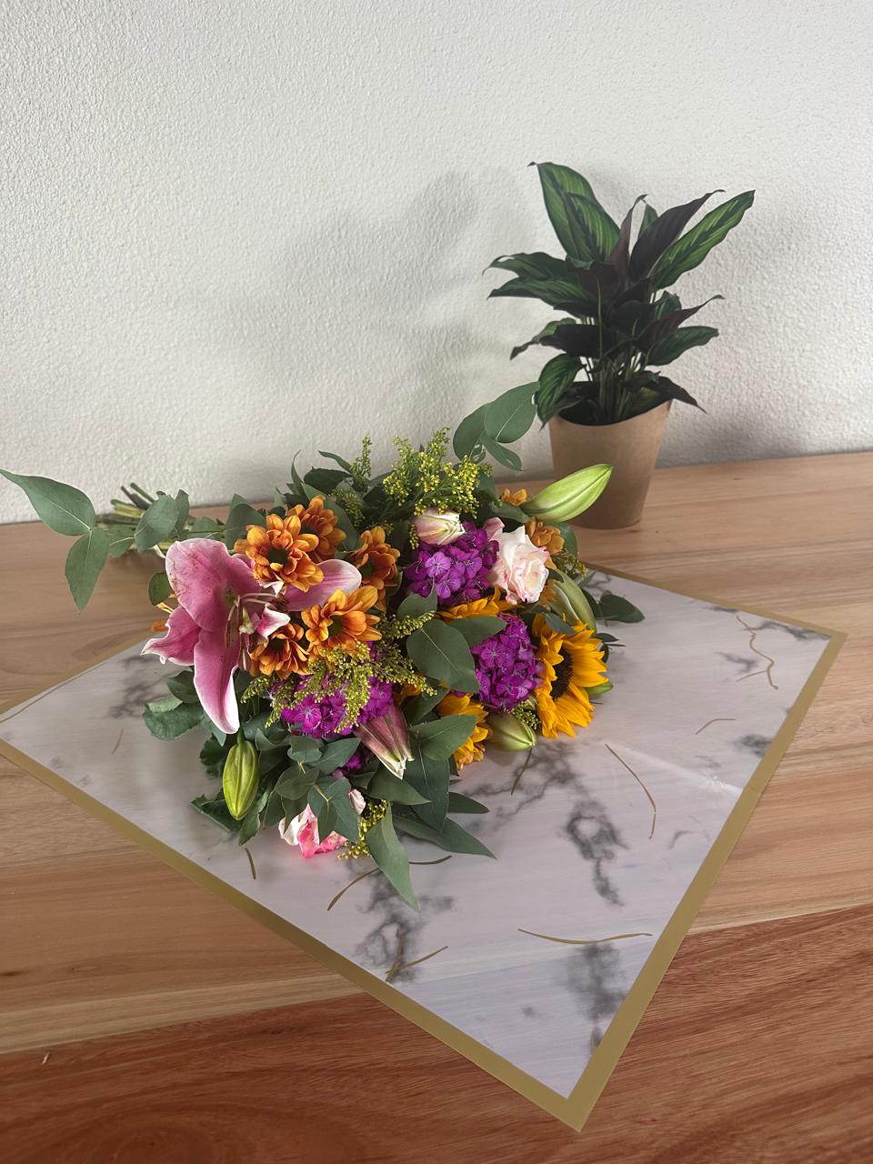 Emballage cellophane pour fleurs : Marbre blanc et doré (paquet de 20)