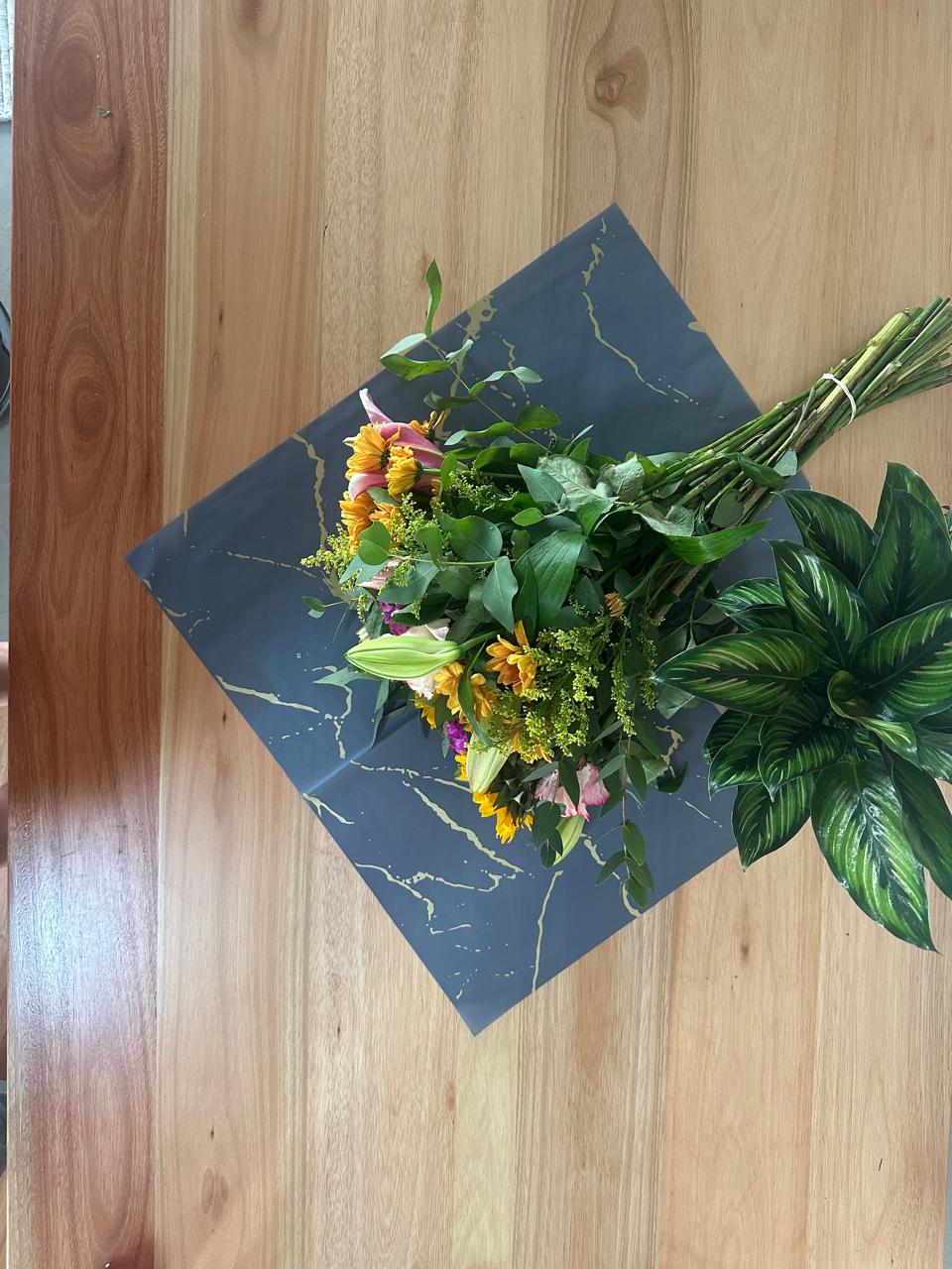 Emballage cellophane pour fleurs : marbre gris et doré (paquet de 20)