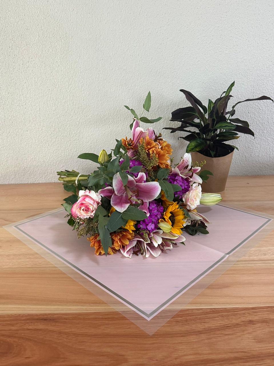 Emballage cellophane pour fleurs : rose transparent avec bordure givrée et bordure dorée (paquet de 20)
