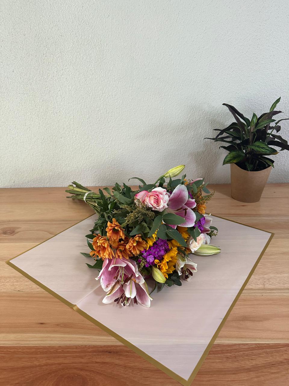 Emballage cellophane pour fleurs : blanc transparent avec bordure dorée (paquet de 20)