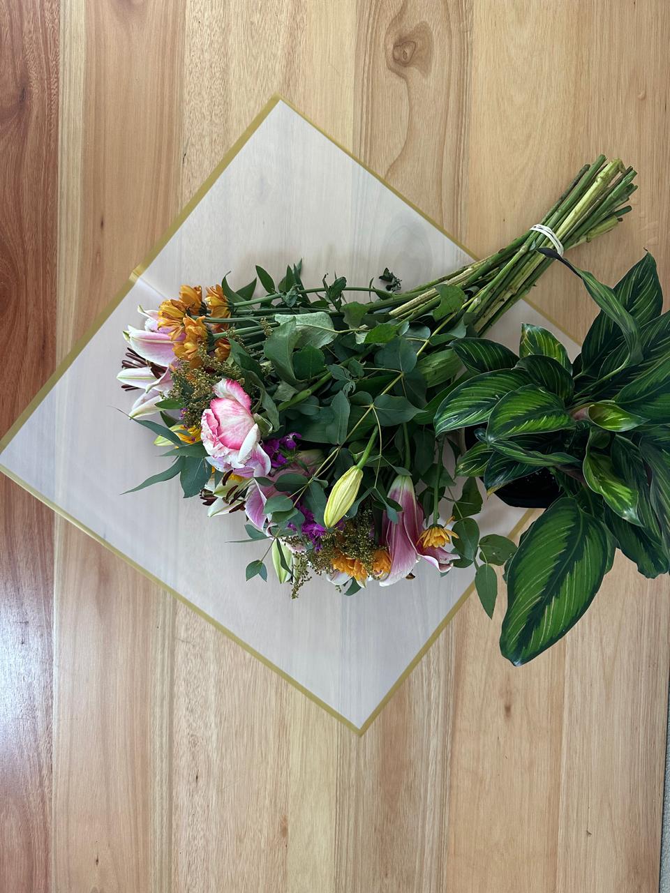 Emballage cellophane pour fleurs : blanc transparent avec bordure dorée (paquet de 20)