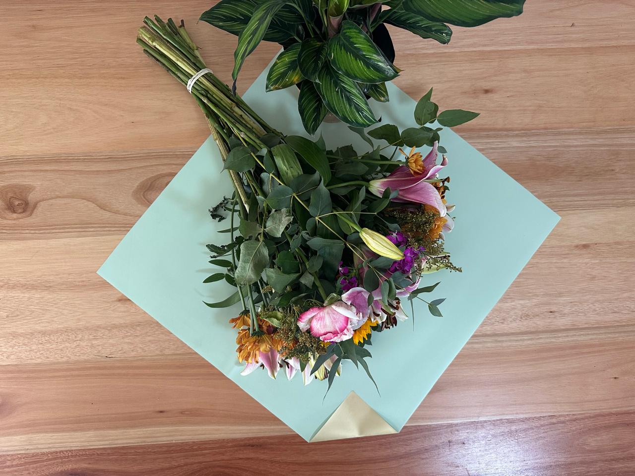 Emballage cellophane pour fleurs : vert sauge et or bicolore (paquet de 20)