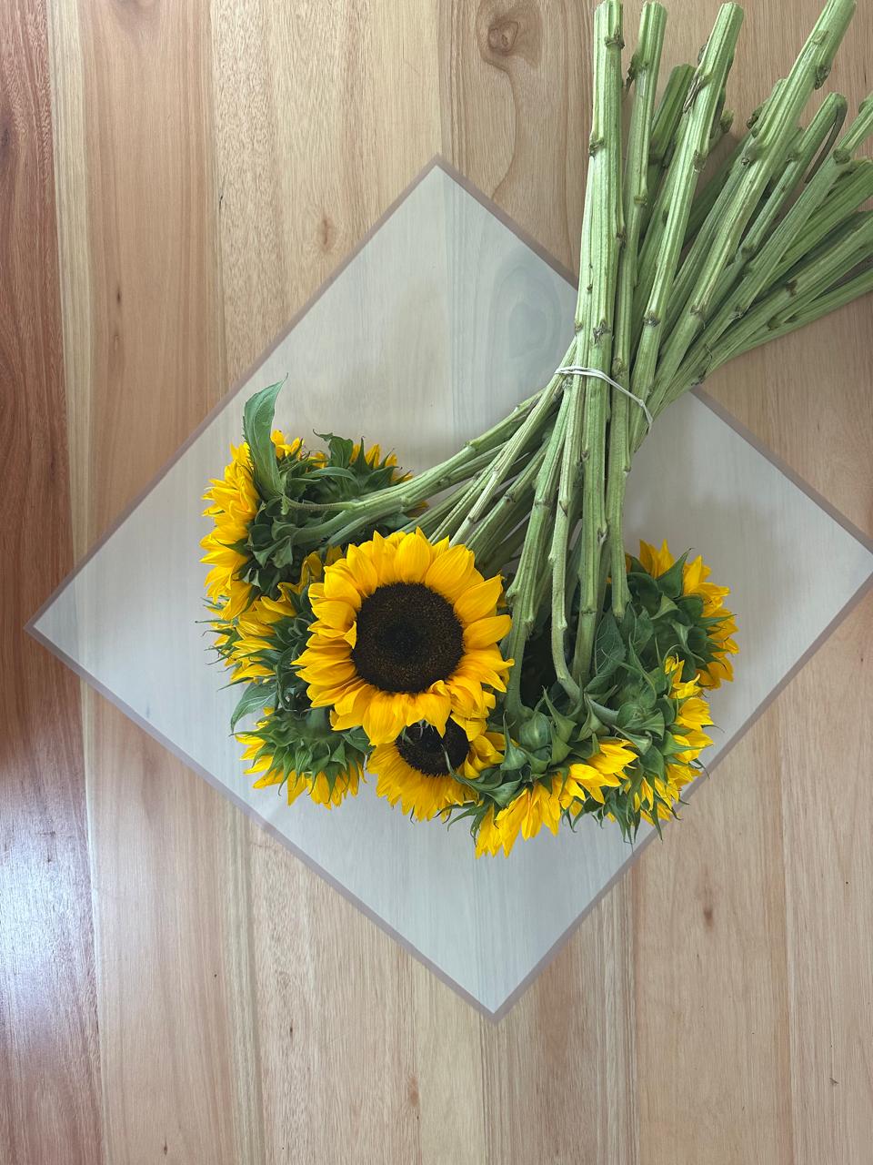 Emballage cellophane pour fleurs : jaune avec bordure dorée (paquet de 20)