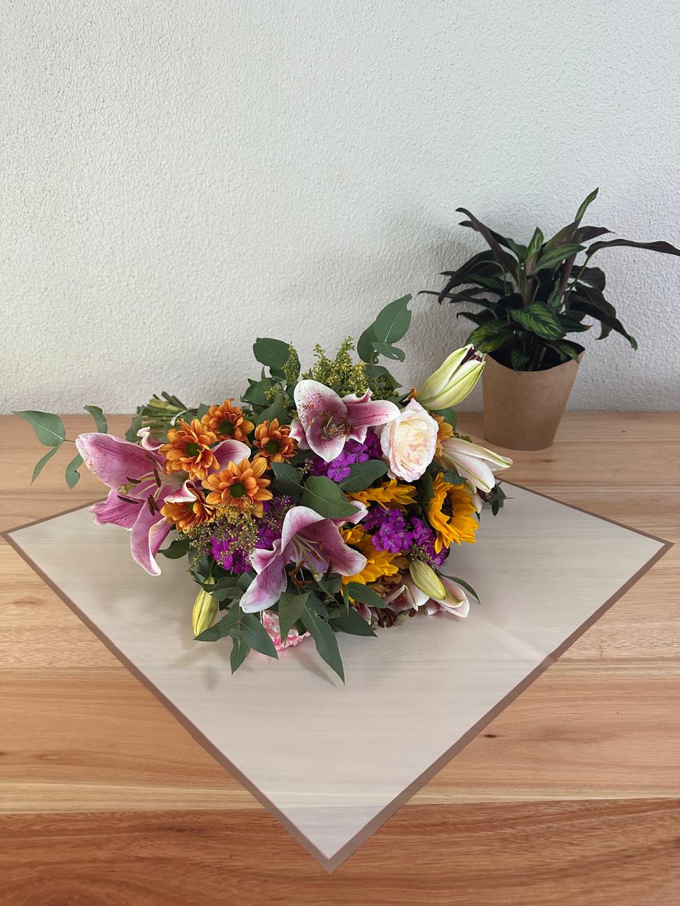 Emballage cellophane pour fleurs : jaune avec bordure dorée (paquet de 20)