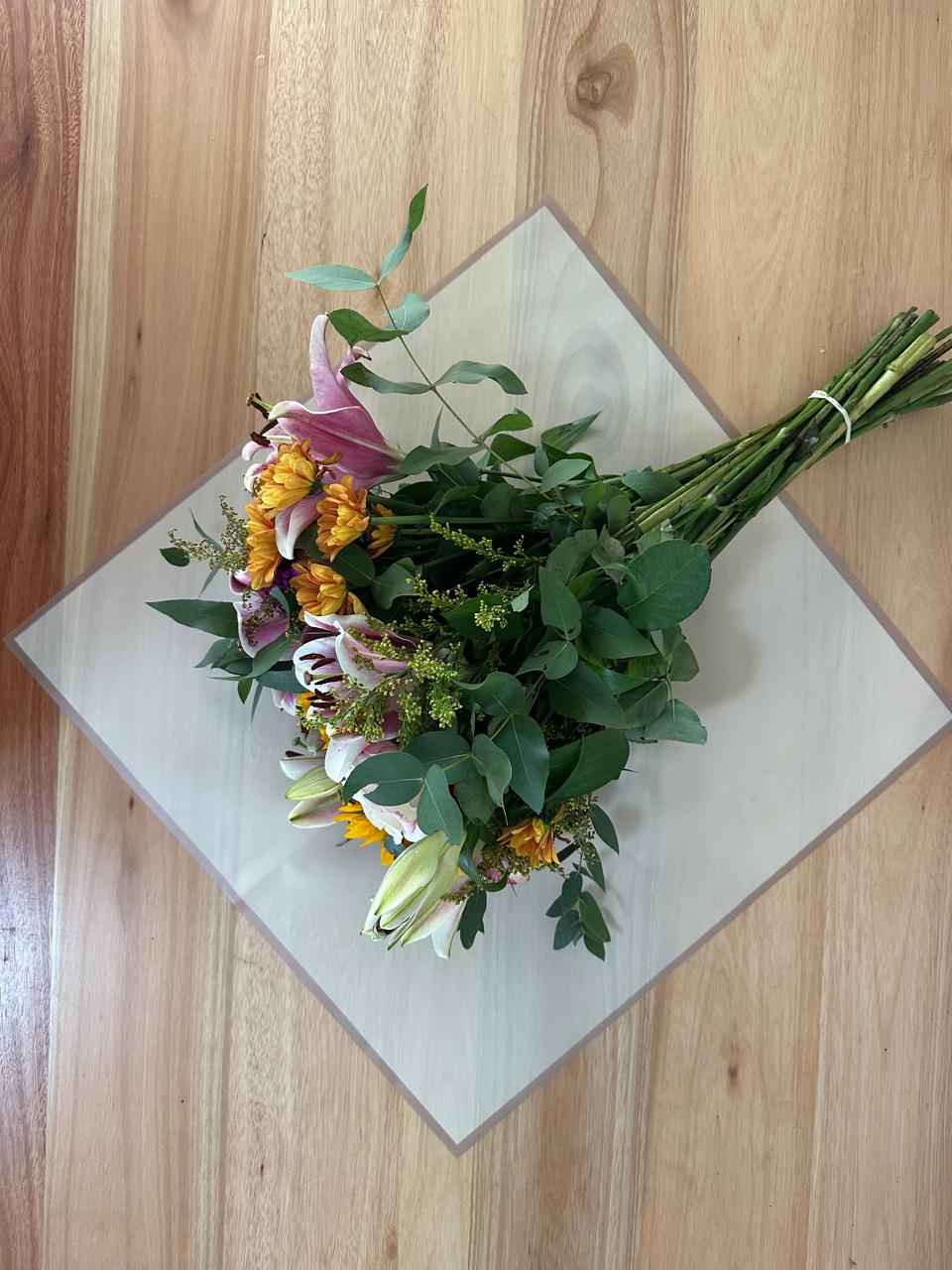 Emballage cellophane pour fleurs : jaune avec bordure dorée (paquet de 20)