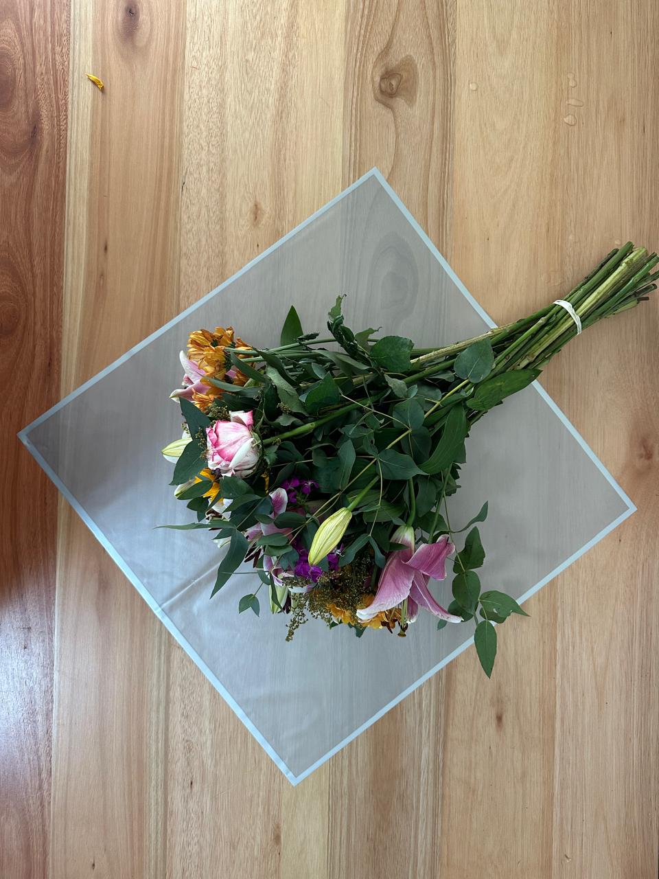 Emballage cellophane pour fleurs : argent transparent avec bordure argentée (paquet de 20)