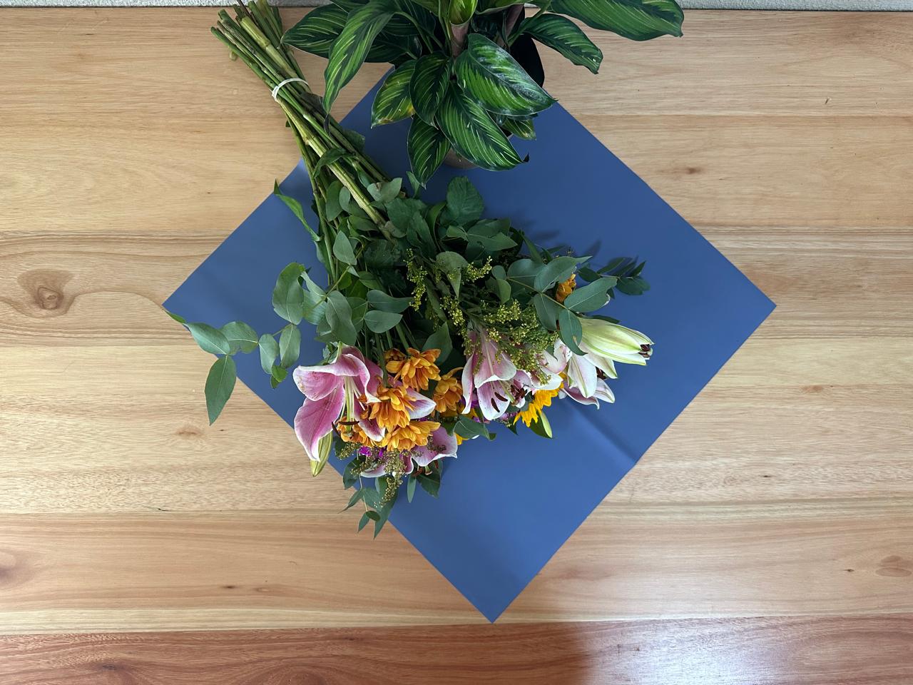 Emballage cellophane pour fleurs : bleu foncé et bleu clair bicolores (paquet de 20)