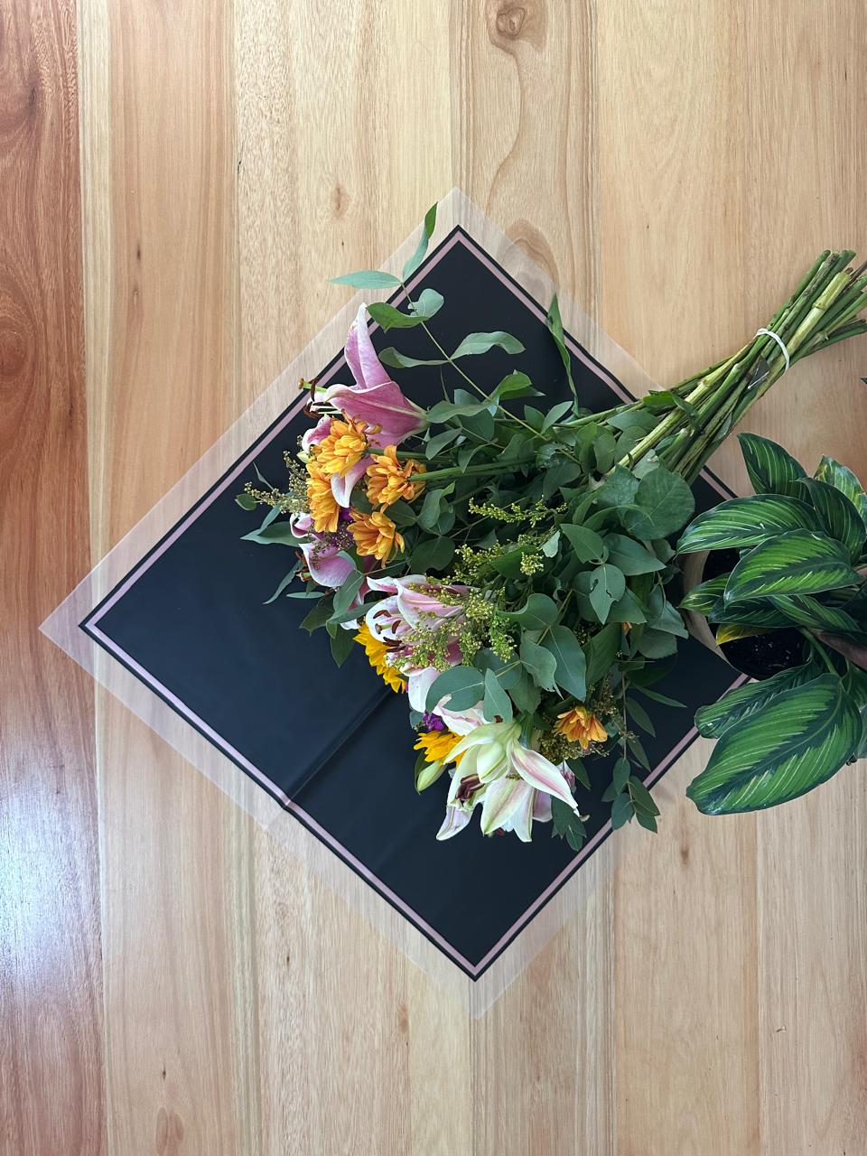 Emballage de fleurs en cellophane : noir semi-transparent avec bordure givrée et bordure dorée (paquet de 20)