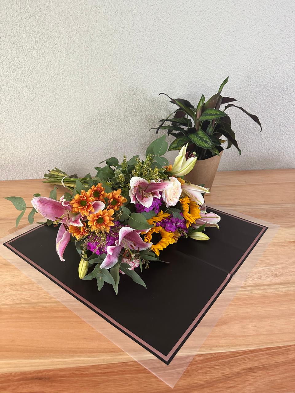 Emballage de fleurs en cellophane : noir semi-transparent avec bordure givrée et bordure dorée (paquet de 20)