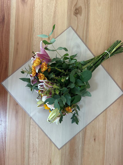 Emballage cellophane pour fleurs : jaune avec bordure dorée (paquet de 20)